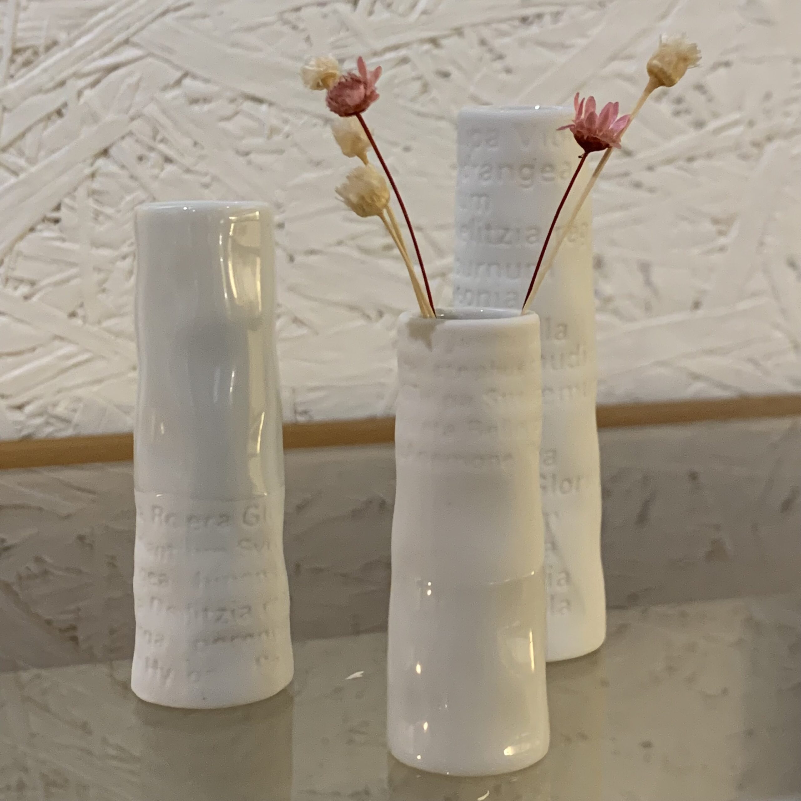 Vases en porcelaine blanche