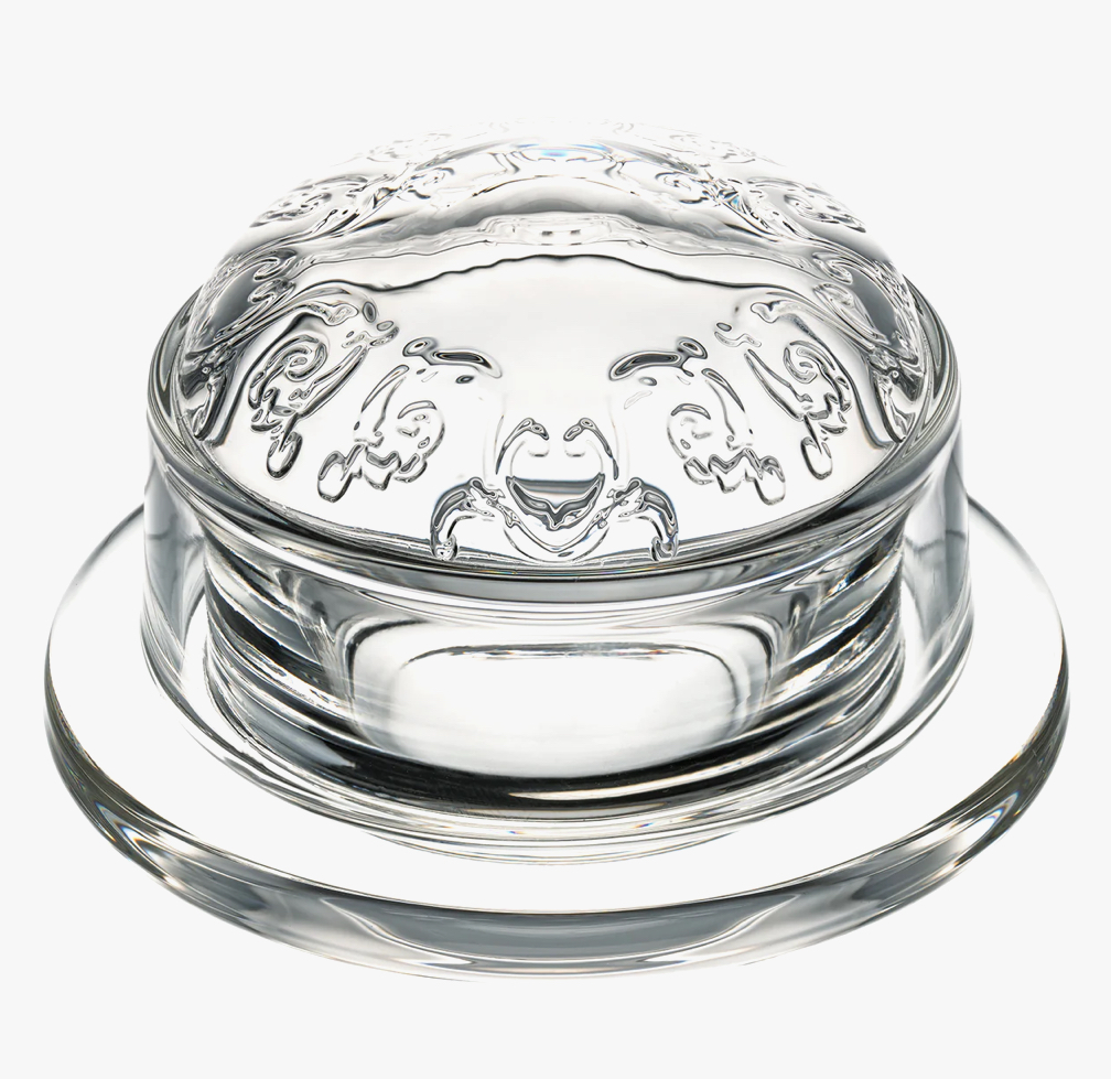 Beurrier confiturier de la marque française et de fabrication française La Rochère. Il est en verre solide avec le motif Versailles. Disponible en ligne et dans la boutique Maison B. à Pont-Aven dans le Finistère en Bretagne.