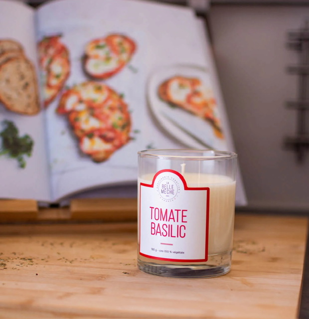 Une bougie surprenante senteur tomate basilic de la belle mèche. Une bougie de fabrication française et sans CRM. Disponible à Pont-Aven chez Maison B. Ou sur le site en ligne. Bougie Pont-Aven