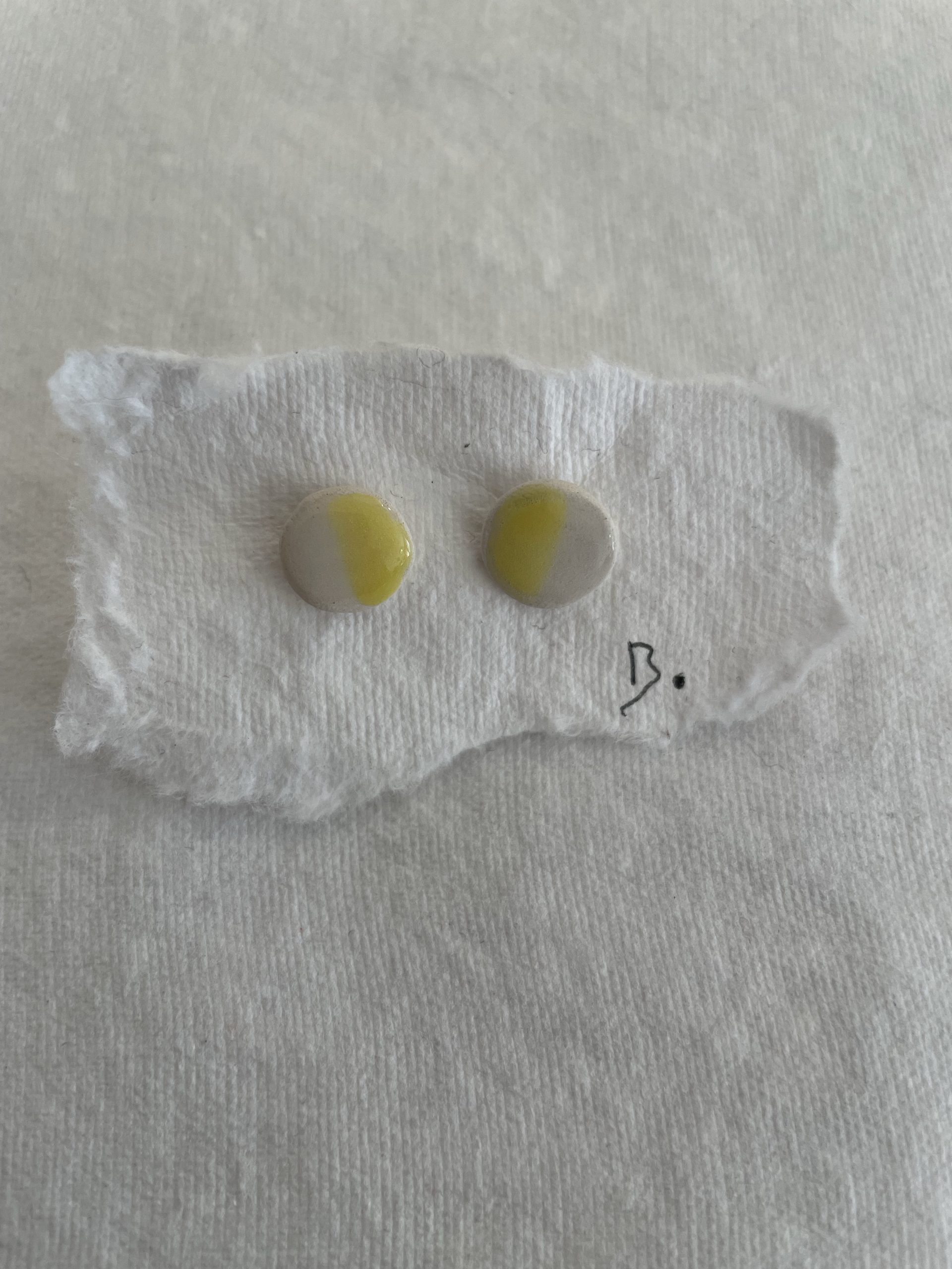 Des petites puces d’oreilles en céramique faites à la main dans l’atelier de Maison B. Boutique à Pont-Aven.