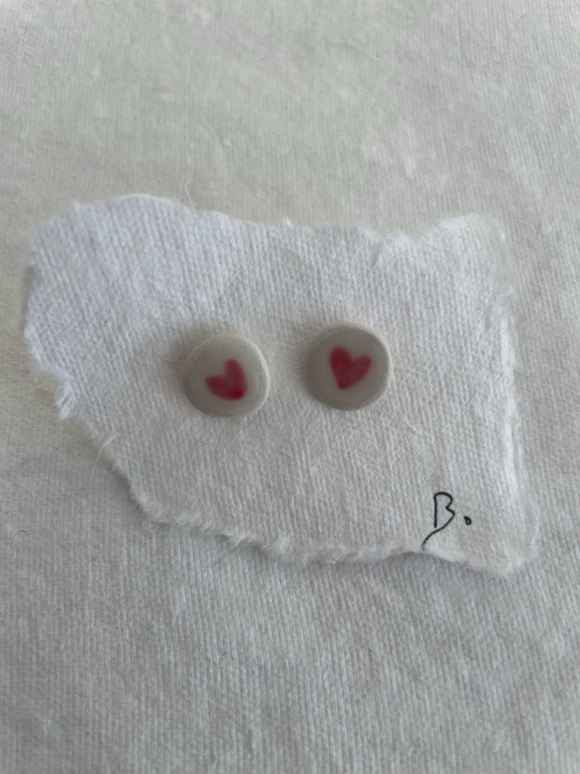 Des petites boucles en céramique avec un Coeur rouge. Une création Maison B. Ces boucles sont une fabrication artisanale. Fabriquées à Pont-Aven