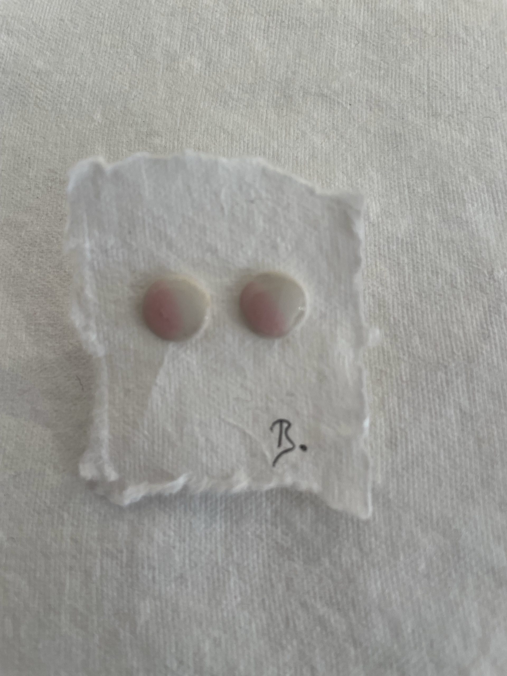 Des boucles d’oreilles en céramique avec une touche de rose. Une création Maison B. boucles fabriquées en Bretagne