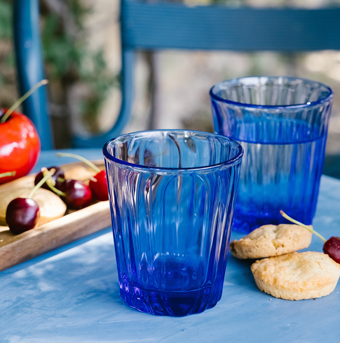 Des verres parfaits pour tous les jours ou les occasions. Verres bleu avec des ondulations. Marque Larochère verres disponible chez Maison B. À pont aven