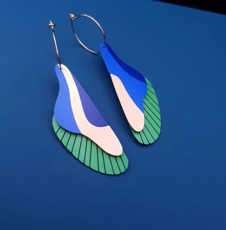 Des boucles d’une créatrice française. Elles sont fabriquées en Formica. Des couleurs bleu vert et or. Boucles à retrouver dans la boutique Maison B. À pont aven