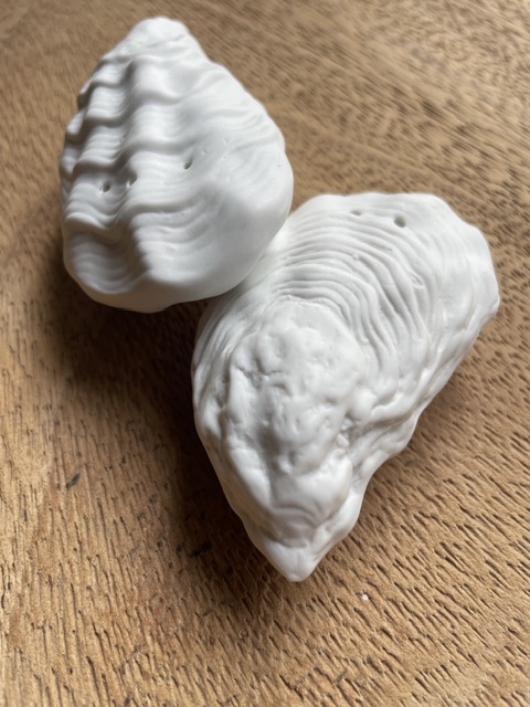 Salière et proivrière en forme d’huître de chez rader. Porcelaine blanche mate.