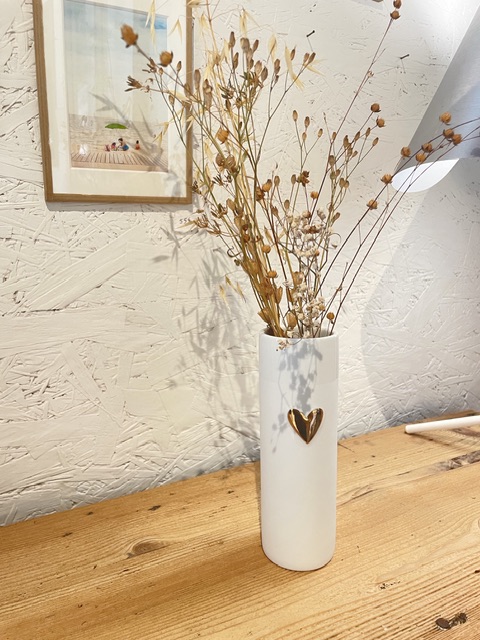 Vase en porcelaine blanche avec coeur en relief doré. Forme fine. Maison B. Pont-Aven