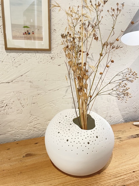 Vase avec forme irrégulière et ajouré. Porcelaine blanche. Une idée cadeau petit budget
