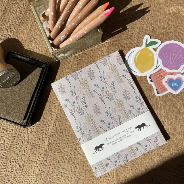 Petit carnet A6 de chez Monsieur papier. Motif fleurs teinte naturelle. Papeterie Maison B. Pont- Aven