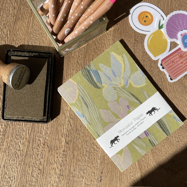 Petit carnet A6 de chez Monsieur Papier avec des motifs de fleurs, des iris. Papeterie à Pont-Aven Maison B.