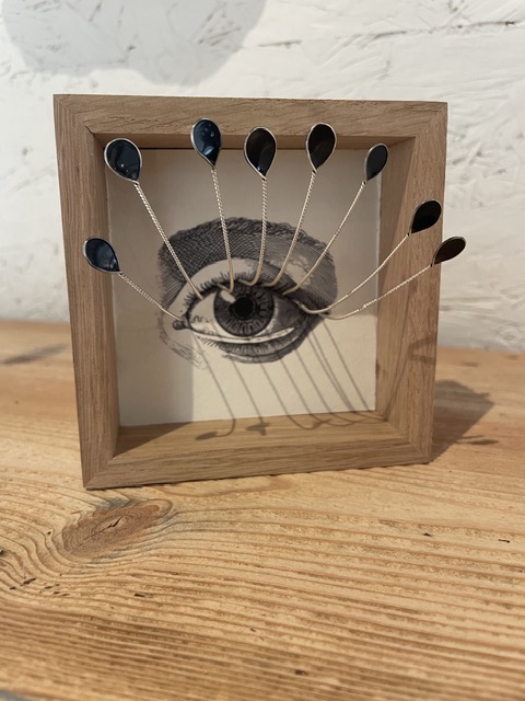 Un cadre en bois avec à l’intérieur le dessin d’un œil. Cabinet de curiosité - tableau Pont-Aven Maison B.