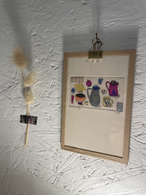 Gravure avec des pichets des tasses. Gravure Mathild Gros disponible chez Maison B. À Pont-Aven et sur boutique en ligne