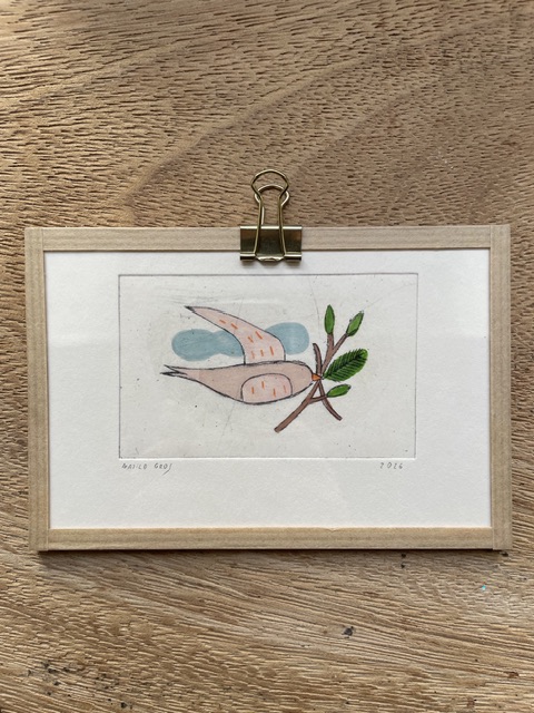 Gravure réalisée par Malthil Gros. Représente un oiseau qui porte un rameau dans son bec. Petite œuvre pas cher chez Maison B. - Pont-Aven
