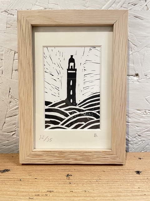 Linogravure avec un phare. Réalisation artisanale, fabriquée à Pont-Aven