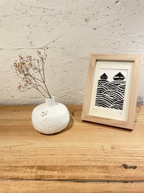 Une Linogravure avec des bateaux en mer Créer à Pont-Aven dans la boutique Maison B.