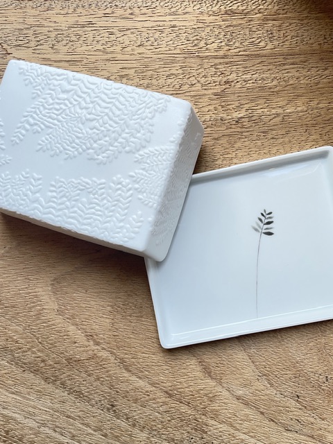 Beurrier en porcelaine b;anche de chez Rader