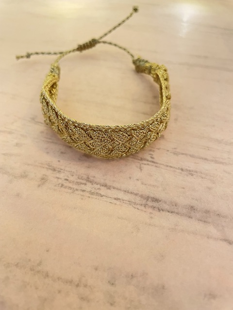 Bracelet tissé couleur or. Bijoux maison b pont aven