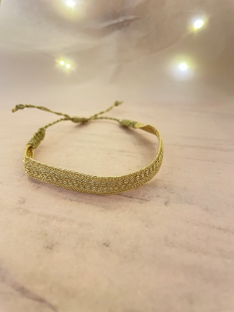 Bracelet tissé en fil scali de couleur or. U. Beau bijou à porter au quotidien ou belle idée cadeau