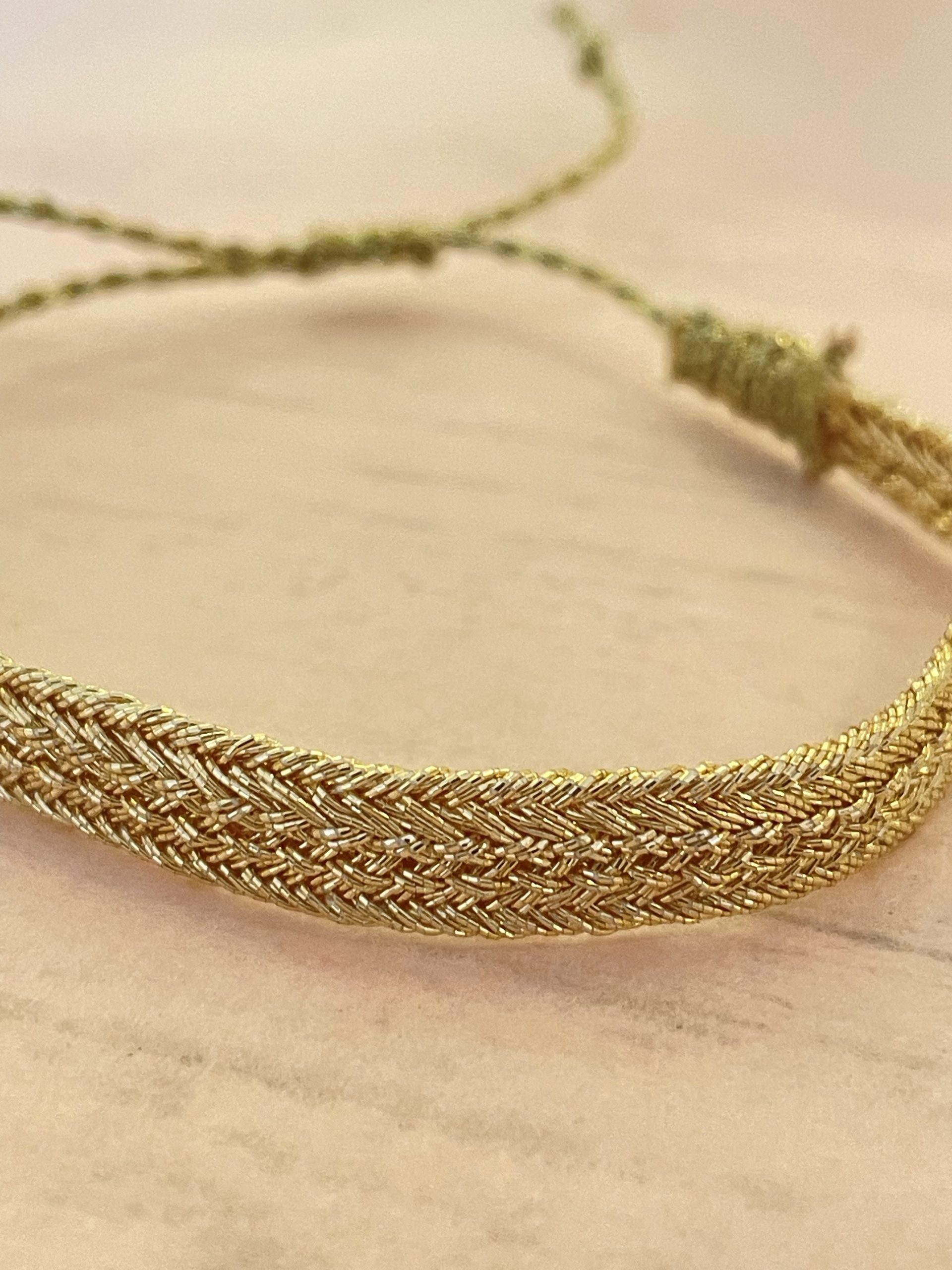 Bracelet en fil couleur or tissé
