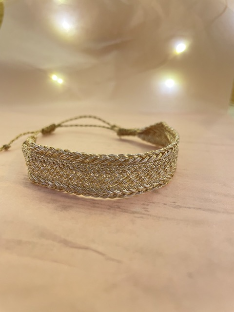 Bracelet artisanal tissé et de couleur or avec touche argenté