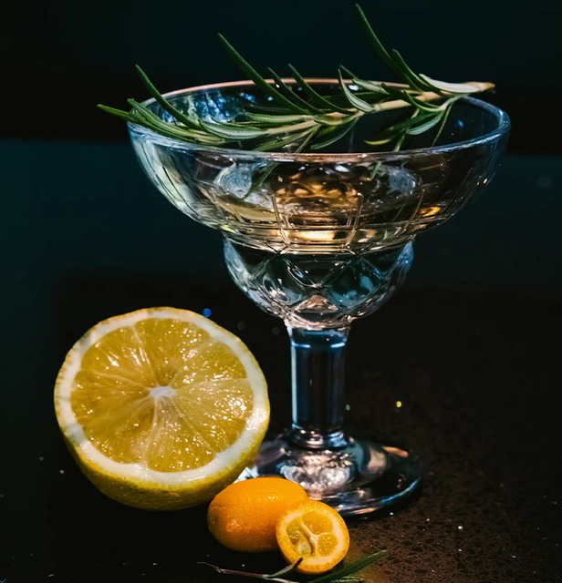 4 Verres à cocktail en verre fabrication française. Très élégants. Dispo à Pont-Aven Maison B. Ou site en ligne