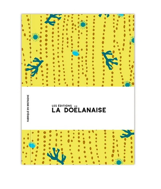 Petit carnet a6 la doelanaise. Fabrication bretonne. Le carnet est jaune avec des petites bulles