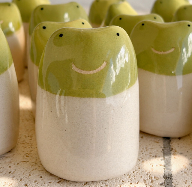 Grenouille porte bonheur en céramique. Idéal pour cadeau Maiosn B. Pont-Aven