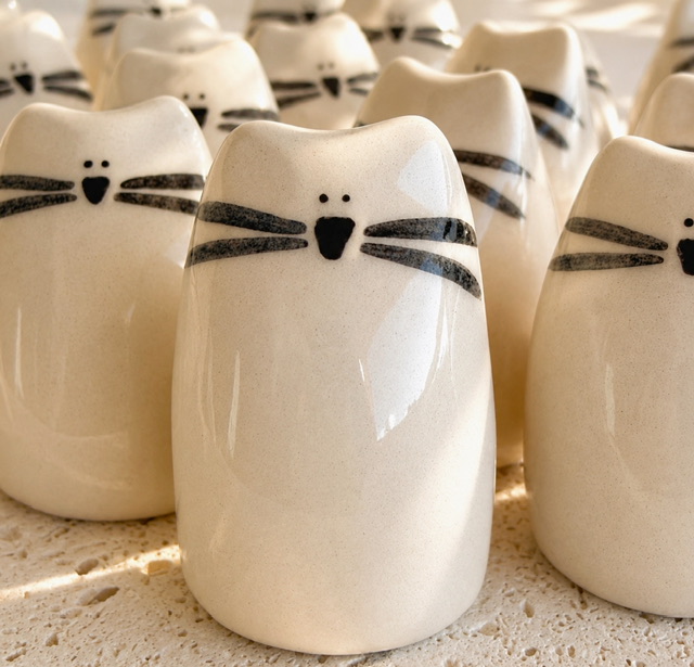 Petit chat en céramique porte bonheur. Chat pour la décoration. Boutique à Pont-Aven Maison B.