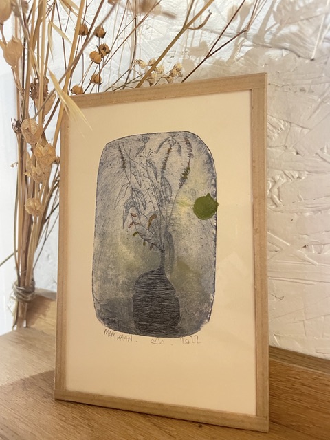 Gravure avec vase bleu une œuvre à petit prix belle idée cadeau maison b Pont-Aven