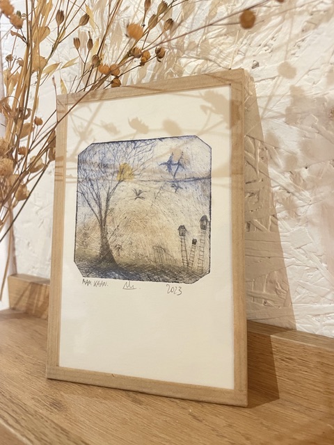Gravure avec des cabanes , un arbre et des oiseaux. Œuvre d’art Maison B. Pont aven