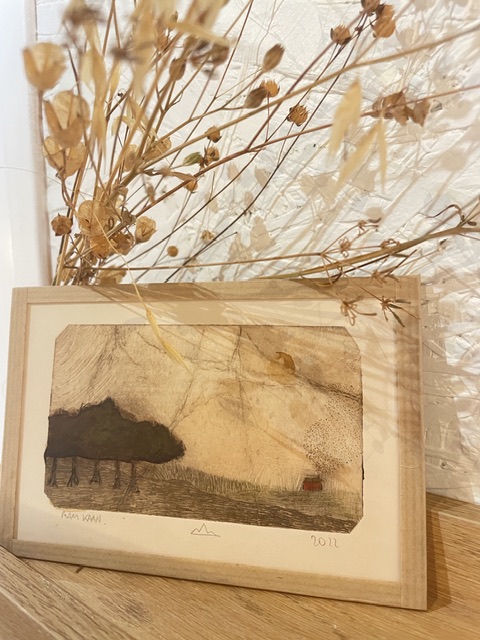 Gravure avec champs et une petite maison